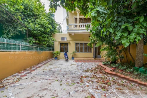 ផ្ទះលក់នៅទន្លេបាសាក់មុខផ្សារអុំីអន១ 📍