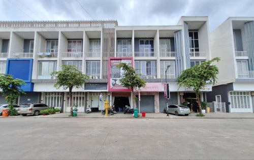 ផ្ទះអាជីវកម្ម 2 ល្វែង សំរាប់លក់ នៅបូរី Chip Mong សែនសុខ មានដេគ័រស្អាតខាងក្នុង