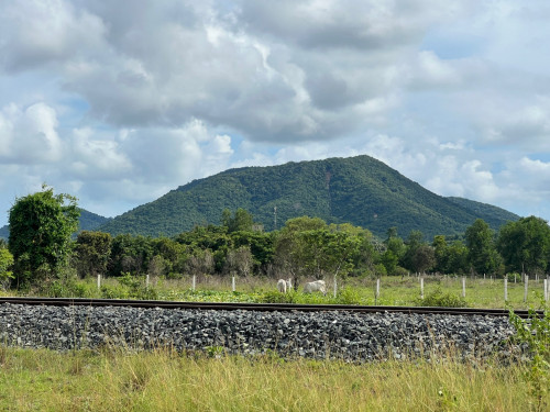 ដីកែងផ្លូវ៦០ម៉ែត្រ ប្លង់រឹងស្រាប់ អាចច្នៃជា Ressort/Bangalow កសិដ្ឋាន សួនផ្កា កន្លែងលំហែរផ្សេងៗ បាន