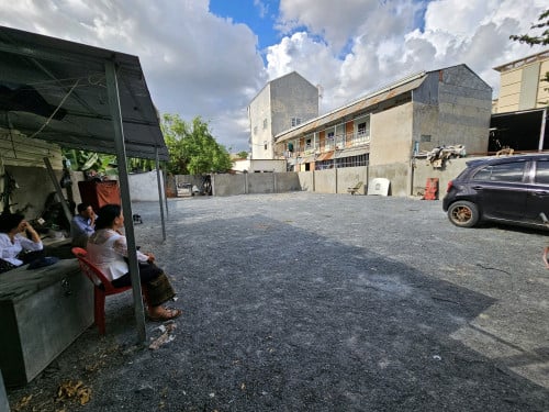 នៅជិតវិហារចាមបឹងកក់ក្រោយពេទ្យកាលម៉ែតចូលតាមសណ្ឋាគារភ្នំពេញ