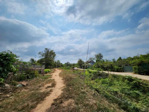 ដីលក់ ទំហំ 3660m2 តម្លៃ 300000 $ នៅចុះបានខ្លះ
