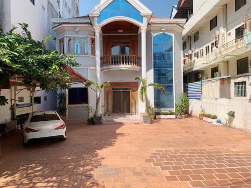 វីឡាសម្រាប់លក់បន្ទាន់ នៅសង្កាត់ទួលទំពូង តម្លៃលក់ : $990,000( ចរចា ) តម្លៃក្រោមទីផ្សារខ្លាំង