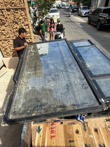 លក់បង្អួច ទ្វារកញ្ជក់ ១តឹកៗធូរ កញ្ចក់៥លីទាំងអស់ ចចារបាន