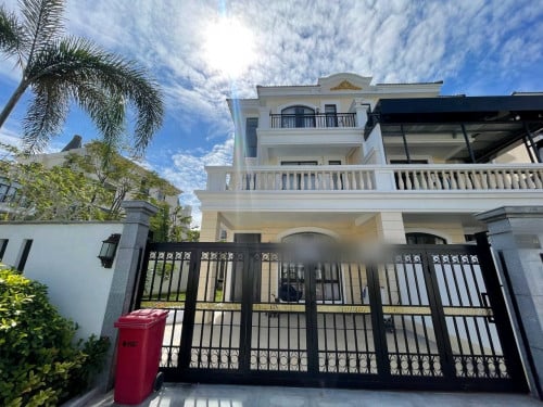 4 bedrooms villa for rent near Airport