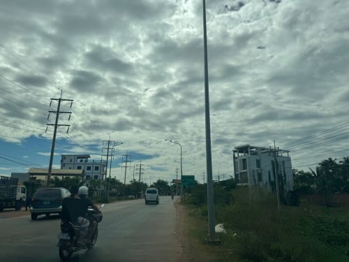 ដីអាជីវកម្មលក់ លើផ្លូវ ចុងកៅស៊ូ