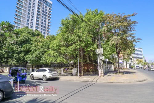 3 Floors Commercial Villa For Rent in Tonle Basak on Preah Norodom Blvd (41)