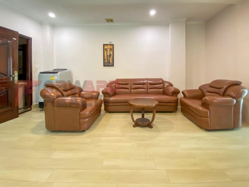 Spacious 2 Bedrooms apartment available for rent in Boeng Trobek Area