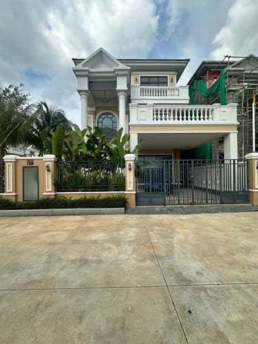 085: វិឡាមានអាងហែលទឹក L-Villa គល់ទទឹង