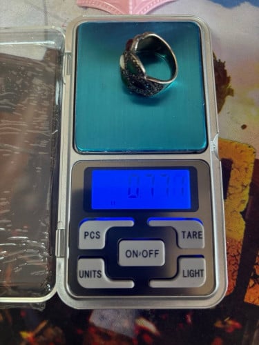 ជញ្ជីងថ្លឹងមាស-ត្បូង… ប្រើថ្ម