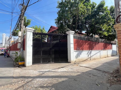 Big House 4 bedroom with fully furnished for rent in Boeng Tompun