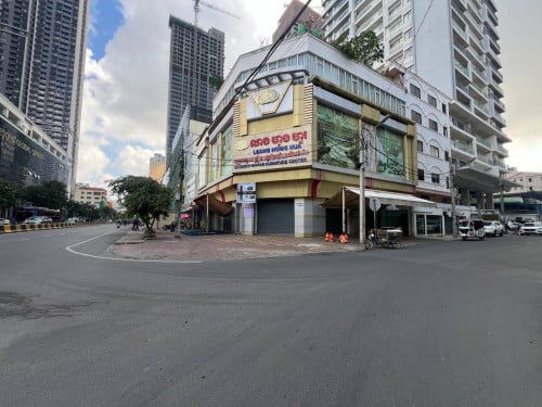 Corner Building for rent on Monivong Blvd.