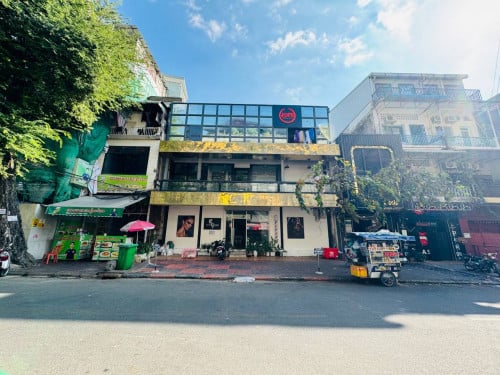 ហាងស្អាត Nice Shop for rent near Riverside