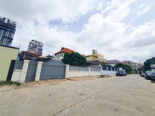 ដី និងផ្ទះសម្រាប់លក់ នៅទួលគោក