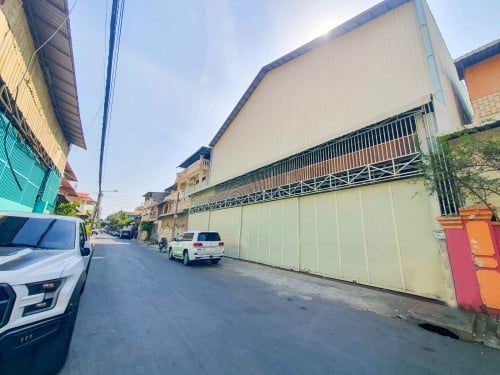 ឃ្លាំងសម្រាប់លក់ នៅទួលគោក