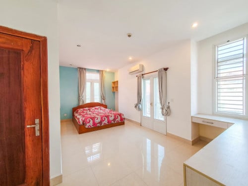 Spacious fully furnished 1 bedrooms with lift(elevator) for rent at Phsar Derm Thkov