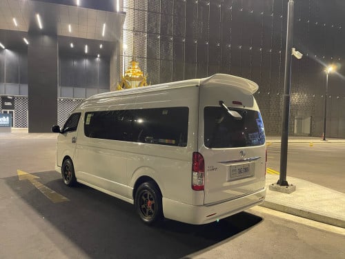 Toyota Hiace VIP 2018 Arap for rent