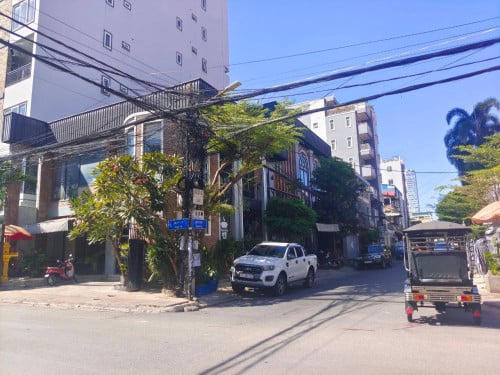 ផ្ទះកែងអាជីវកម្មសម្រាប់លក់នៅបឹងកេងកងទី3/ Corner Business house for sale in Bkk3