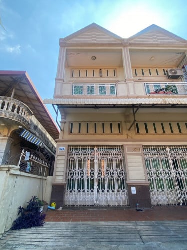 ផ្ទះល្វែងលក់ ជាប់របងសាលាឬស្សីកែវ