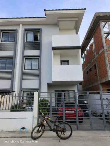 ផ្ទះលក់បន្ទាន់ក្រោមទីផ្សារ៥មុឺន