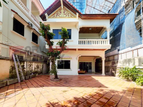 🏡8 Bedrooms villa available for rent in Doun Penh Area
