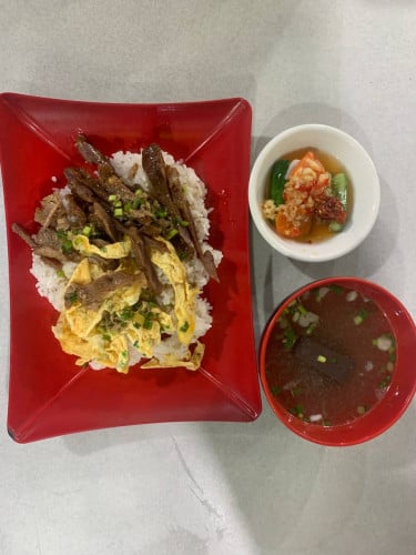 បាយសាច់ជ្រូក​ ពងទាចៀន