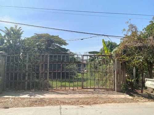 ឃ្លាំងជាប់ព្រែកសំរាប់លក់