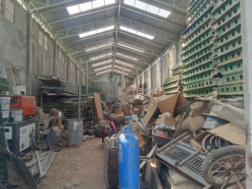 ឃ្លាំងជាប់ព្រែកសំរាប់លក់