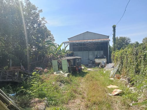 ឃ្លាំងជាប់ព្រែកសំរាប់លក់