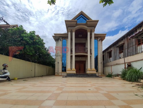 7 Bedrooms villa available for rent in Boeng Tumpun Area (10mn to Russian Market)