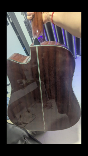 guitar Takamine (99%) ទិញមកអត់បានលេង​