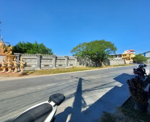 ផ្ទះល្វែង​នឹងដីសំរាប់លក់