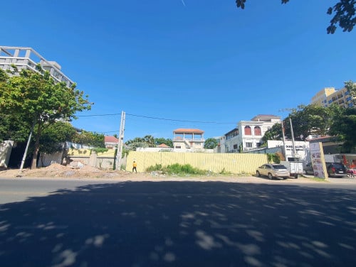 ដីលក់ជាប់ផ្លូវធំ នៅទួលគោក