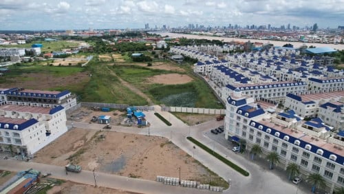 ផ្ទះជូល2ល្វែងទម្លុះចូលគ្នា លើផ្លូវ  OCIC បុរី || 1100$/Month