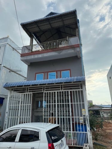 ផ្ទះលក់ប្រញាប់ ឃ្លាំលើផ្លូវចរាចរណ៍ថ្មី បុរីj&j