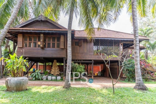 ផ្ទះឈើរចនាបទបែបខ្មែរ #សម្រាប់លក់ 2 បន្ទប់គេង - ទីតាំងនៅព្រែកលាប, ក្បែរទន្លេមេគង្គ​!