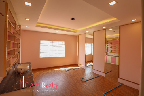 12 Room Commercial Building For Rent in BKK2