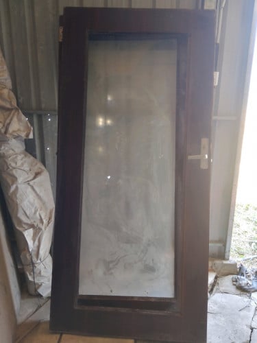 ទ្វារឈើមានកញ្ចក់់