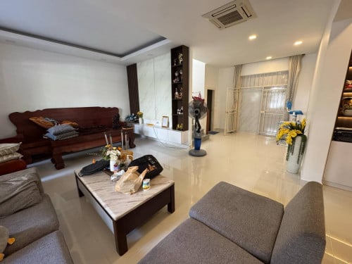 វីឡាភ្លោះ សម្រាប់ជួល បុរីជីបម៉ុង ជិតអ៉ីអនសែនសុខ