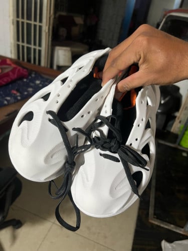 ស្បែកជើងថ្មីមិនទាន់បានពាក់ 17$