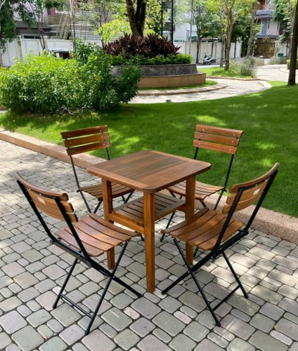 តុកៅអីញាំអាហារ