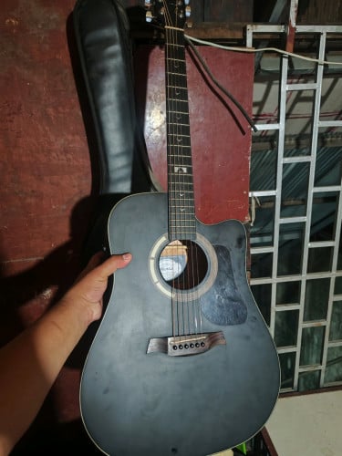 ហ្គីតាទិញមកថ្មីអត់សូវលេង បែកខាងក្រោមបន្តិច