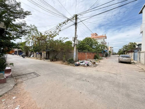 ដីលក់ជាប់ផ្លូវ3ចុះពីផ្លូវឌីប៉ុកតែ100m