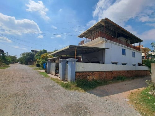 ផ្ទះលក់ជាប់ផ្លូវកែងនៅចំកណ្ដាលក្រុងសៀមរាប