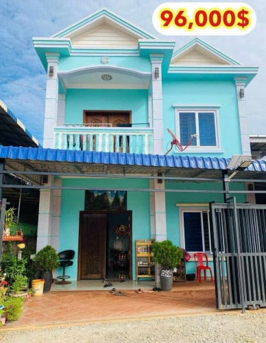 ផ្ទះវីឡាលក់ឡៃឡុងនៅខាងកេីតផ្សារលេីធំថ្មីខេត្តសៀមរាប