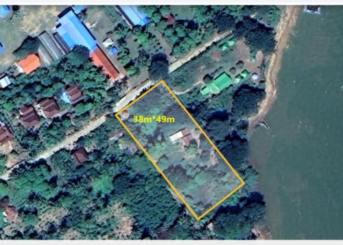 ដីជាប់មាត់ទន្លេរសម្រាប់ផ្ទះលំហែរមានខ្យល់អាកាសល្អកែងមើលឃើញកោះ