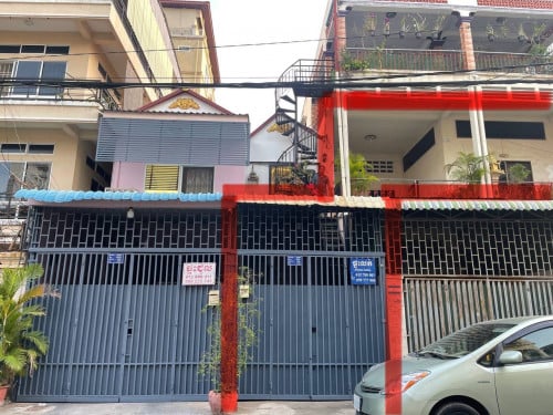 ផ្ទះលក់ 12 មុឺនដុល្លារ ជាន់ទី១ ទល់មុខសារះមន្ទីទួលស្លែង។