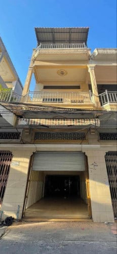 ផ្ទះ2ជាន់កន្លះសំរាប់លក់ ទីតាំងនៅជិតផ្សារសំណង12