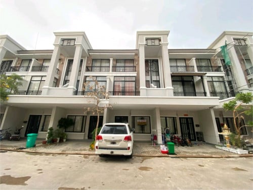 វីឡា LA សម្រាប់លកបន្ទាន់ នៅបុរីប៉េងហួត 50m Villa LA for Sale in Borey Peng Houth 50m