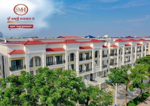 វីឡាកូនកាត់មានរបងសល់មុននិងក្រោយធំ