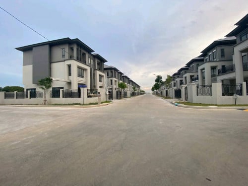 ផ្ទះវីឡាភ្លោះសល់ដីធំកែង (បុរីជីបម៉ុងហ្គ្រេនភ្នំពេញ)